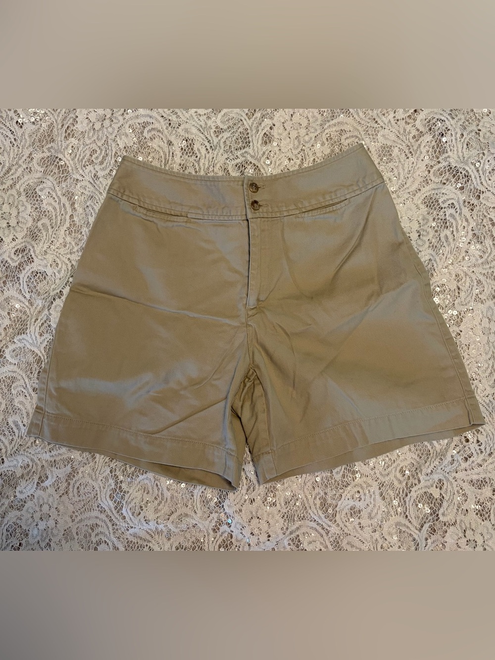 Liz Claiborne Pre-loved Women’s Tan Shorts Size 4P